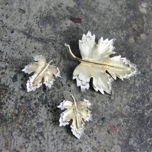 Signed Sarah Coventry leaves brooch pin and clip on earrings set
